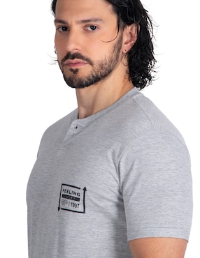 Playera Silver Plate cuello henley para hombre