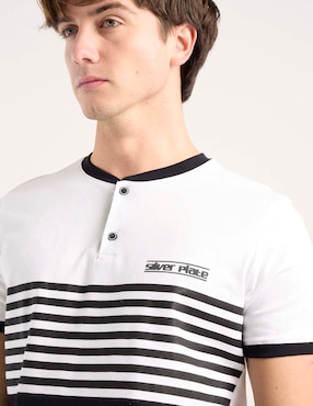 Playera Silver Plate cuello henley para hombre