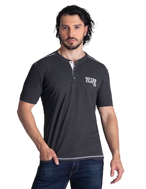 Playera Silver Plate cuello henley para hombre