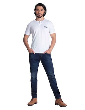 Playera Silver Plate cuello henley para hombre