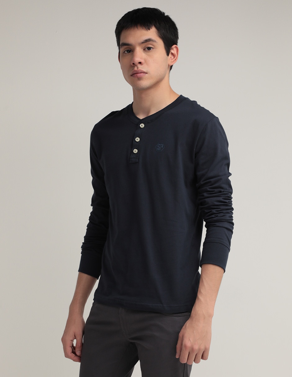 Playera Silver Plate cuello henley para hombre