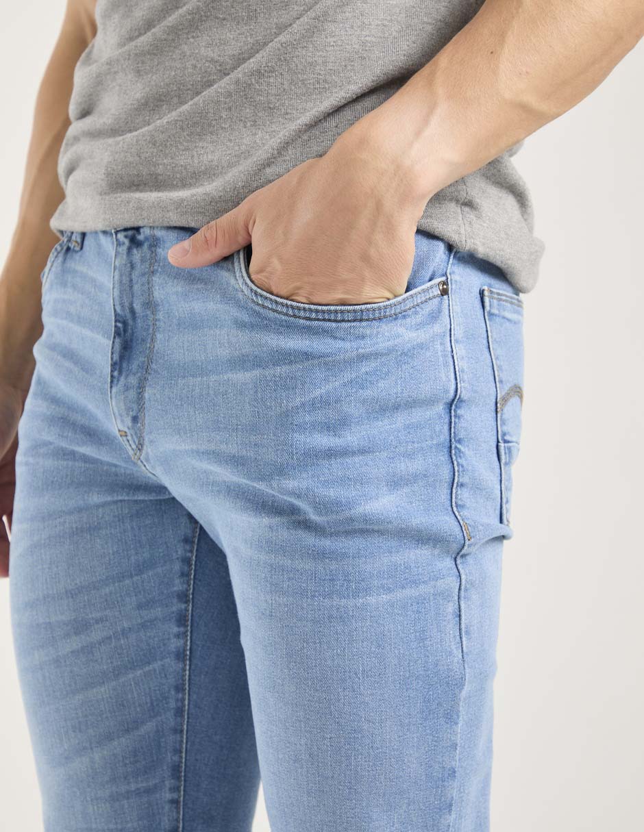 Jeans slim lavado claro para hombre 4